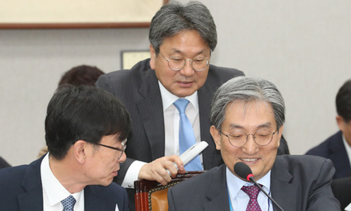 노영민(오른쪽 부터) 청와대 비서실장, 강기정 정무수석, 김상조 정책실장이 지난 1일 오전 서울 여의도 국회에서 열린 운영위원회 국정감사에 증인으로 출석하여 의견을 나누고 있다. 뉴시스