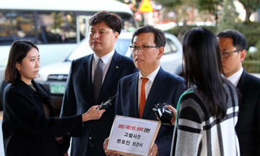 지난 4일 오후 서울 양천구 서울남부지검에서 자유한국당 법률지원단 소속 석동현 변호사(왼쪽 세번째)가 나경원 원내대표의 '패스트트랙 충돌 사건'과 관련한 의견서를 제출하기 전 입장문을 읽고 있다. 연합뉴스