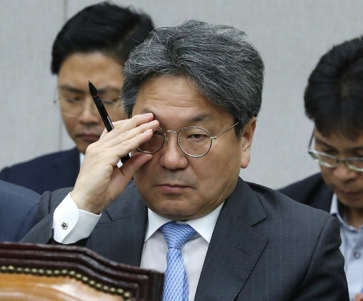 강기정 청와대 정무수석이 지난 1일 열린 국회 운영위원회의 대통령비서실, 국가안보실, 대통령경호처 등의 국정감사에 참석해 안경을 만지고 있다. 연합뉴스