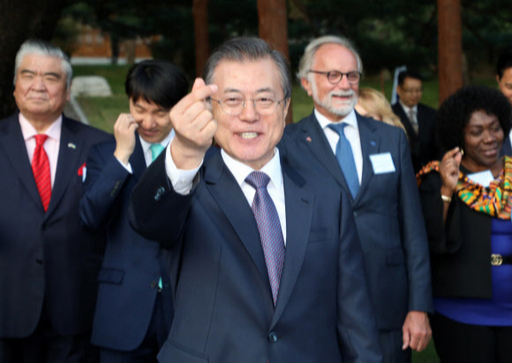 문재인 대통령이 지난 10월 18일 오후 청와대 녹지원에서 주한외교단 초청 리셉션에서 참석자들과 함께 손가락 하트를 하고 있다. 연합뉴스