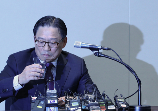 박찬주 전 육군 대장이 4일 서울 여의도 63빌딩 별관에서 연 기자회견에서 취재진의 질문에 답변하던 도중 물을 마시고 있다. 연합뉴스