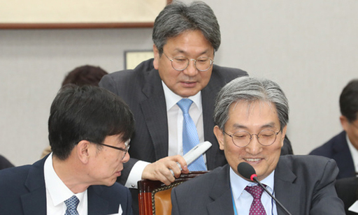 노영민(오른쪽 부터) 청와대 비서실장, 강기정 정무수석, 김상조 정책실장이 지난 1일 오전 서울 여의도 국회에서 열린 운영위원회 국정감사에 증인으로 출석하여 의견을 나누고 있다. 뉴시스