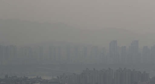 6일 오후 서울 남산에서 바라본 도심이 뿌옇게 보이고 있다. 뉴스1
