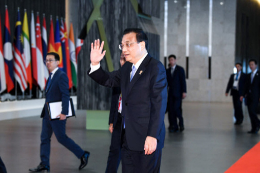 리커창 중국 총리가 4일 태국 방콕 임팩트 포럼에서 열린 아세안+3(한중일) 정상회의에 참석하기 위해 회의장으로 들어서고 있다. 뉴시스