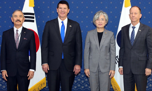 강경화 외교부 장관이 6일 오전 서울 종로구 외교부 청사에서 키이스 크라크(왼쪽 두번째) 미국 국무부 경제차관, 데이비드 스틸웰(오른쪽) 미국 국무부 동아시아·태평양 담당 차관보, 해리 해리스(왼쪽) 주한 미국대사와 기념촬영을 하고 있다. 뉴시스