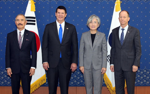 강경화 외교부 장관이 6일 키이스 크라크 미국 국무부 경제차관(왼쪽 두번째), 데이비드 스틸웰 미국 국무부 동아시아·태평양 담당 차관보(오른쪽), 해리 해리스 주한 미국대사(왼쪽)와 기념촬영을 하고 있다. 연합뉴스