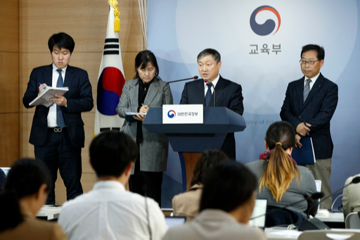 박백범 교육부 차관(오른쪽 두번째)이 5일 정부서울청사에서 ‘학생부종합전형 실태조사 결과’를 발표한 이후 질문에 답하고 있다. 뉴스1