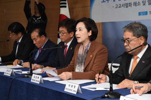 발표하는 유은혜 부총리 유은혜 사회부총리 겸 교육부 장관(오른쪽 두번째)이 7일 정부서울청사에서 시도교육감 등이 참석한 가운데 ‘고교서열화 해소 및 일반고 교육역량 강화 방안’을 발표하고 있다. 서상배 선임기자