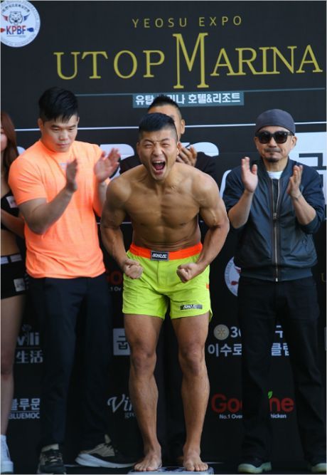 포효하는 권아솔. 사진=로드FC 제공