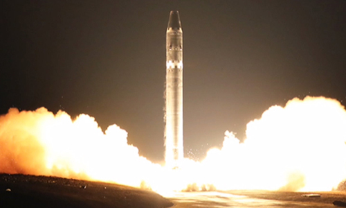 북한이 2017년 11월 29일 노동당 기관지 노동신문을 통해 공개한 신형 대륙간탄도미사일(ICBM) 화성-15형 시험발사 모습. 뉴시스