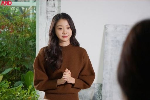 김다미가 지난달 공개된 광고촬영현장 스틸컷에서 ‘가을 여인’의 매력을 보이고 있다. 매니지먼트AND 제공