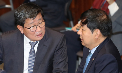 전해철 민주당 예결위 간사(왼쪽)와 구윤철 기재부 2차관이 8일 서울 여의도 국회에서 2020년도 정부 예산안 등을 안건으로 열린 예산결산특별위원회 전체회의에서 대화하고 있다. 뉴시스