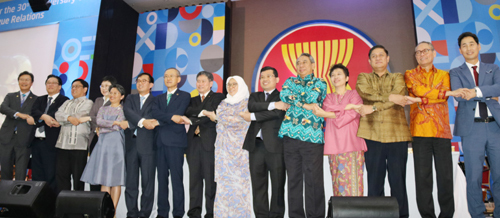 지난 7일(현지시간) 인도네시아 자카르타의 아세안(동남아국가연합) 사무국 청사에서 열린 ‘한·아세안 대화 관계 수립 30주년 기념식’ 모습. 자카르타=연합뉴스