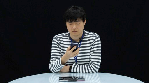 기자가 삼성전자 주력 스마트폰인 S10의 얼굴 인식 기능이 눈을 감은 상태에서도 작동하는지 확인하고 있다. 이우주 기자