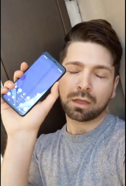 BBC 뉴스의 크리스 폭스 기자가 눈을 감고 안면 인식 기능으로 픽셀4의 잠금 상태를 풀고 있다. 크리스폭스 기자의 트위터(@thisisFoxx) 캡처