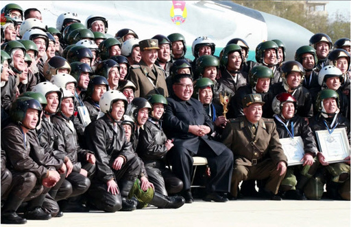 김정은 국무위원장이 원산갈마비행장에서 열린 ''조선인민군 항공 및 반항공군 비행지휘성원들의 전투비행술경기대회-2019''를 참관했다고 조선중앙TV가 16일 보도했다. 김 위원장이 참가자들과 기념사진을 찍고 있다. 연합뉴스