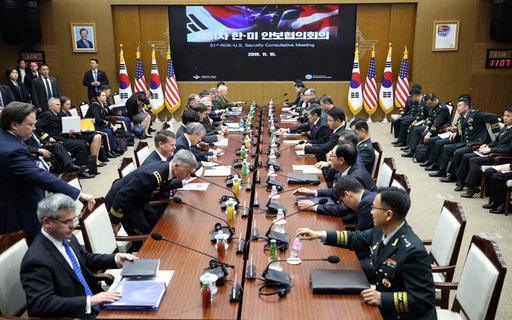 정경두 국방부 장관과 마크 에스퍼 미 국방 장관을 비롯한 한·미 국방 고위 당국자들이 15일 오전 서울 용산 국방부 청사에서 제51차 한·미 안보협의회(SCM) 확대 회담을 하기 위해 착석하고 있다. 사진공동취재단