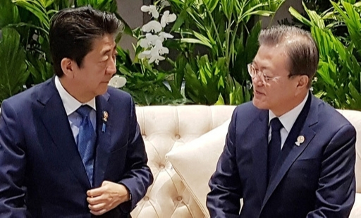 문재인 대통령이 4일 오전(현지시간) 태국 방콕 임팩트포럼에서 열린 '제22차 아세안+3 정상회의'에 앞서 아베 신조(왼쪽) 일본 총리와 사전환담을 하고 있다. 청와대 제공