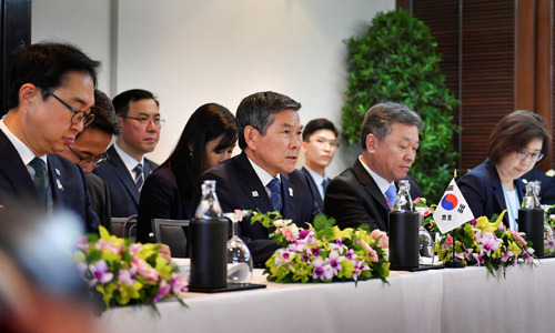 정경두 국방부 장관이 17일 태국 방콕 아바니 리버사이드 호텔에서 열린 한·미·일 국방장관 회담에서 발언을 하고 있다. 국방부 제공