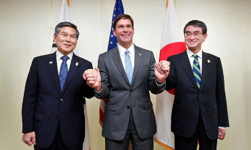 정경두 국방부 장관이 17일 태국 방콕 아바니 리버사이드 호텔에서 열린 한·미·일 국방장관 회담에서 마크 에스퍼 미국 국방장관, 고노 다로 일본 방위상과 손을 잡고 포즈를 취하고 있다. 국방부 제공