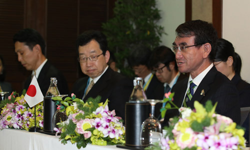 고노 다로(河野太郞) 일본 방위상이 17일 방콕 아바니 리버사이드 호텔에서 열린 한·미·일 국방장관 회담에서 인사말을 하고 있다. 연합뉴스