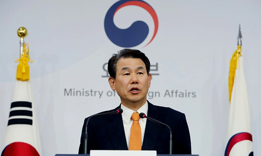 내년도 주한미군의 방위비 분담금을 결정하는 제11차 한미 방위비분담 특별협정(SMA) 제3차 회의가 19일 파행 끝에 조기 종료된 가운데 정은보 한국 측 협상 수석대표가 외교부 브리핑룸에서 정부 입장과 협상 상황 등을 발표하고 있다. 연합뉴스