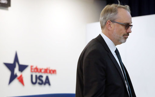 한미방위비 분담금 3차 회의에 미국 측 수석대표로 참석한 제임스 드하트 국무부 선임보좌관이 19일 서울 용산구 남영동 미국대사관 공보과에서 협상 결과를 브리핑하기 위해 단상으로 올라서고 있다.연합뉴스