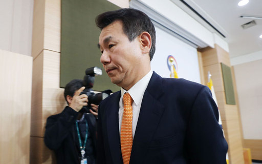 제11차 한미 방위비분담 특별협정(SMA) 제3차 회의가 19일 파행 끝에 조기 종료된 가운데 정은보 한국 측 협상 수석대표가 외교부 브리핑룸에서 정부 입장과 협상 상황 등을 발표한 뒤 퇴장하고 있다. 연합뉴스