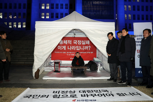 한·일 군사정보보호협정(GSOMIA·지소미아) 파기 철회 등을 요구하며 20일 청와대 앞에서 단식농성을 시작한 자유한국당 황교안 대표가 경호상 이유로 텐트 설치가 불허되자 국회 본청 앞에 설치된 천막에 옮겨 투쟁을 이어가고 있다. 뉴스1