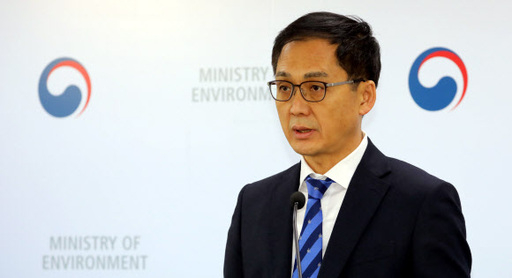 장윤석 국립환경과학원장이 20일 정부세종청사 환경부 기자실에서 '동북아 장거리아동 대기오염물질 공동연구 보고서, 최초 발간' 브리핑을 하고 있다. 뉴스1