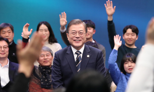 문재인 대통령이 19일 오후 서울 상암동 MBC에서 열린 '국민이 묻는다, 2019 국민과의 대화'에서 패널들의 질문을 받고 있다. 연합뉴스