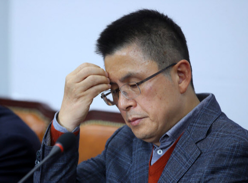 청와대 앞 분수대 광장에서 단식에 돌입하는 자유한국당 황교안 대표가 20일 국회에서 열린 당대표 및 최고위원-중진의원 연석회의에서 중진들의 발언을 듣는 도중 머리를 만지고 있다. 연합뉴스