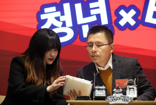 황교안 자유한국당 대표가 19일 오후 서울 마포구 홍대 한 카페에서 열린 '청년 곱하기x 비전 더하기+' 행사에 참석해 청년 이효령 씨와 노트를 살펴보고 있다. 뉴시스