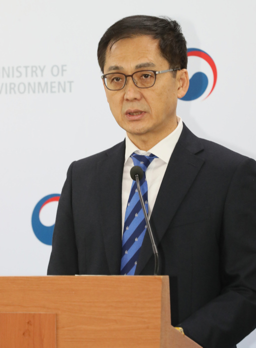 장윤석 국립환경과학원장이 20일 오전 정부세종청사에서 한·중·일이 함께 수행한 ‘동북아 장거리이동 대기오염물질 국제공동연구’ 요약 보고서 내용을 발표하고 있다. 세종=뉴시스