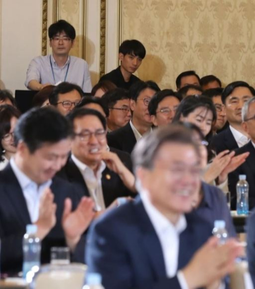 문재인 대통령 참석 행사를 유심히 지켜 보고 있는 탁현민(사진 위 왼쪽) 전 청와대 행정관.