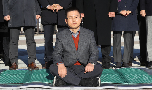 자유한국당 황교안 대표가 20일 오후 청와대 앞에서 국정 대전환을 촉구하는 단식 투쟁을 하고 있다. 연합뉴스