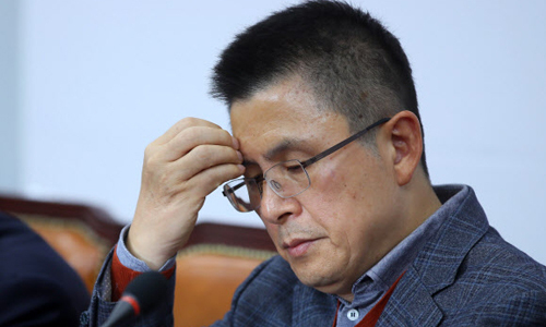 청와대 앞 분수대 광장에서 단식에 들어갈 예정인 자유한국당 황교안 대표가 20일 국회에서 열린 당대표 및 최고위원-중진의원 연석회의에서 중진들의 발언을 듣는 도중 머리를 만지고 있다. 연합뉴스