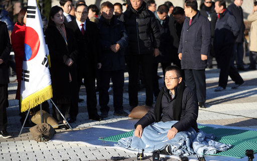 자유한국당 황교안 대표가 청와대 앞에서 국정 대전환을 촉구하는 단식 투쟁을 하고 있다. 연합뉴스