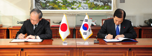 2016년 11월 23일 서울 용산 국방부 청사에서 한민구 당시 국방장관(오른쪽)과 나가미네 야스마사 주한 일본대사가 한·일 군사정보보호협정(GSOMIA·지소미아)에 서명하고 있다. 세계일보 자료사진