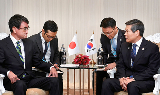 제6차 아세안 확대 국방장관회의 참석차 태국을 방문한 정경두 국방부 장관이 지난 17일 방콕 아바니 리버사이드 호텔에서 열린 한-일 국방장관 회담에서 고노 다로 일본 방위상과 대화하고 있다. 국방부 제공