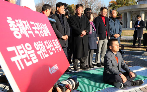 황교안 자유한국당 대표가 총체적 국정실패 규탄을 위한 단식 투쟁에 돌입해 자리에 앉아 있다. 뉴시스