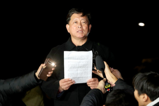 김명연 자유한국당 수석대변인이 22일 오후 서울 종로구 청와대 분수대 앞에 마련된 황교안 대표 단식농성장에서 청와대의 한·일 군사정보보호협정(GSOMIA·지소미아) 조건부 연장 발표와 관련해 자유한국당의 입장을 밝히고 있다. 뉴시스