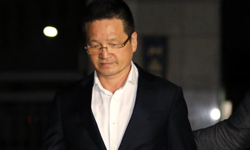 건설업자 윤중천씨가 지난 4월 19일 저녁 구속영장이 기각되자 서울 송파구 동부구치소를 빠져나오고 있는 모습. 뉴스1