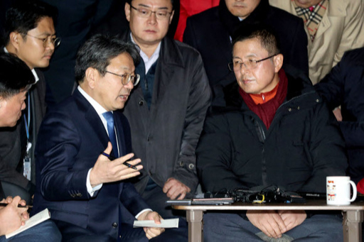 강기정 청와대 정무수석이 22일 오후 서울 종로구 청와대 앞 분수대 광장에서 단식 농성 중인 황교안 자유한국당 대표를 찾아 악수를 나누고 있다. 뉴시스