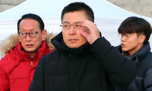 황교안 자유한국당 대표가 22일 오전 서울 여의도 국회 본관 앞 계단에 설치된 천막에서 나와 차량으로 이동하고 있다. 뉴시스