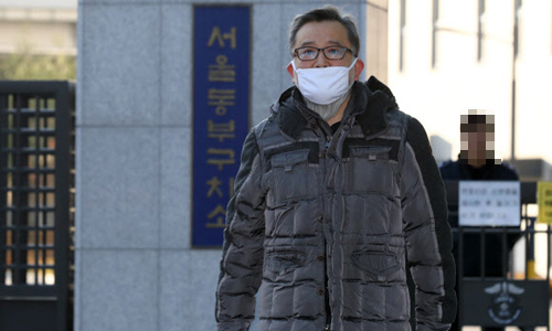 뇌물수수 및 성접대 혐의를 받고 있는 김학의 전 법무부 차관이 1심에서 무죄를 선고받아 22일 오후 송파구 동부구치소를 나서고 있다. 뉴시스