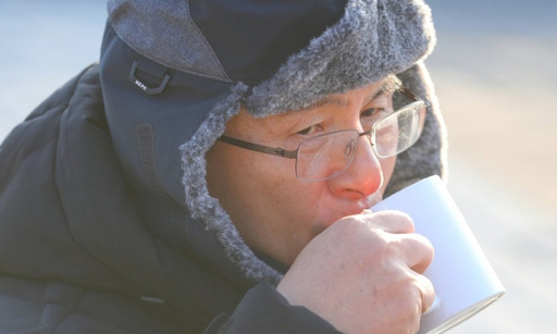 자유한국당 황교안 대표가 22일 오전 청와대 분수대 광장에서 3일째 단식 중 물을 마시고 있다. 연합뉴스