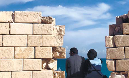 풍경을 만끽하는 커플들. 성채의 테라스에 오르면 알렉산드리아의 멋진 바다 풍경을 한눈에 담을 수 있다.