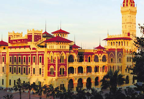 몬타자 궁전. 하늘의 붉은빛을 돌돌 말아 건물을 덮고 있다. 눈앞에서 멋진 풍광을 자랑하던 건물은 1892년 H H 케디브 압바스 II(1892-1914)에 의해 몬타자 정원의 대통령 궁 옆에 지어진 살렘렉 궁전이다.