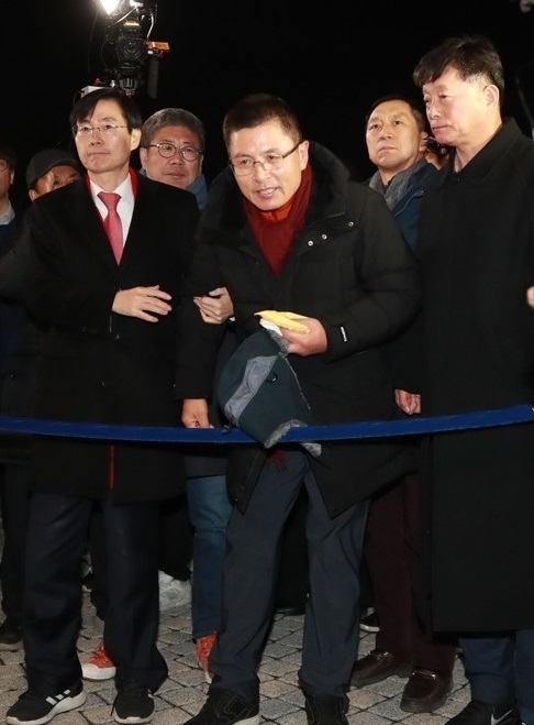 자유한국당 황교안 대표가 22일 서울 청와대 분수대 앞 단식농성장에서 지지자들을 향해 인사하고 있다. 연합뉴스